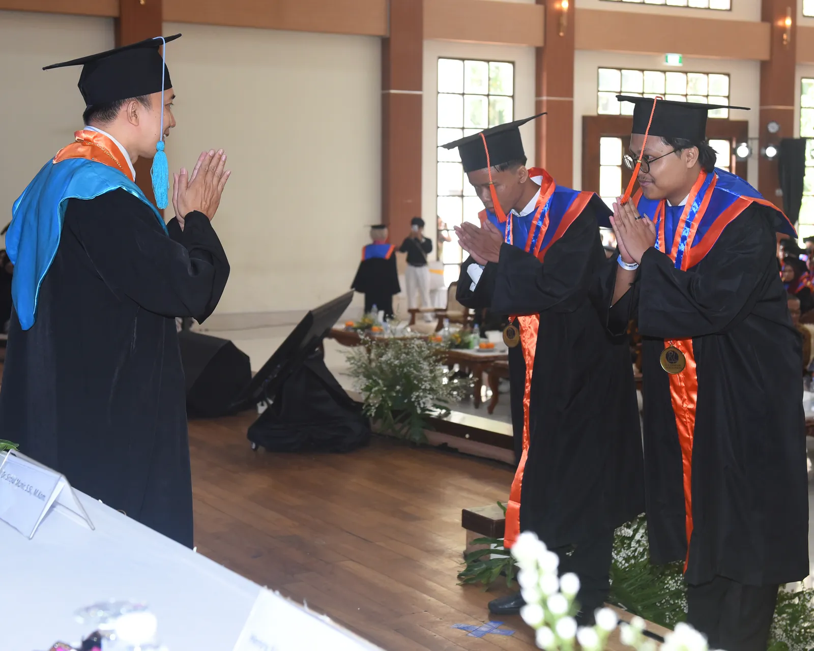 Prosesi wisuda di atas panggung